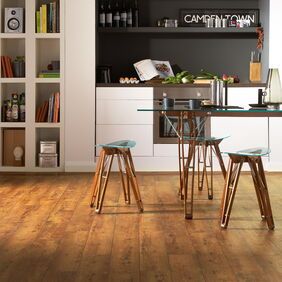 TLC Original om Rustic Oak laid in a kitchen/dining room