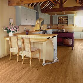 Oak effect flooring in a cottage style kitchen 