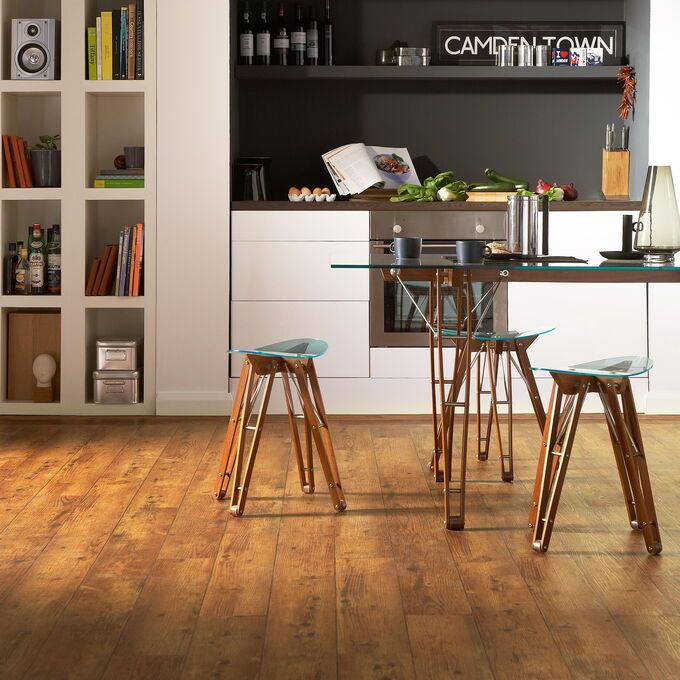 TLC Original om Rustic Oak laid in a kitchen/dining room