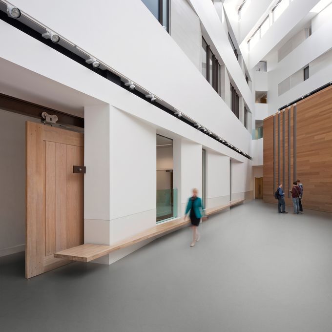 Corridor in a higher education building with grey coloured flooring