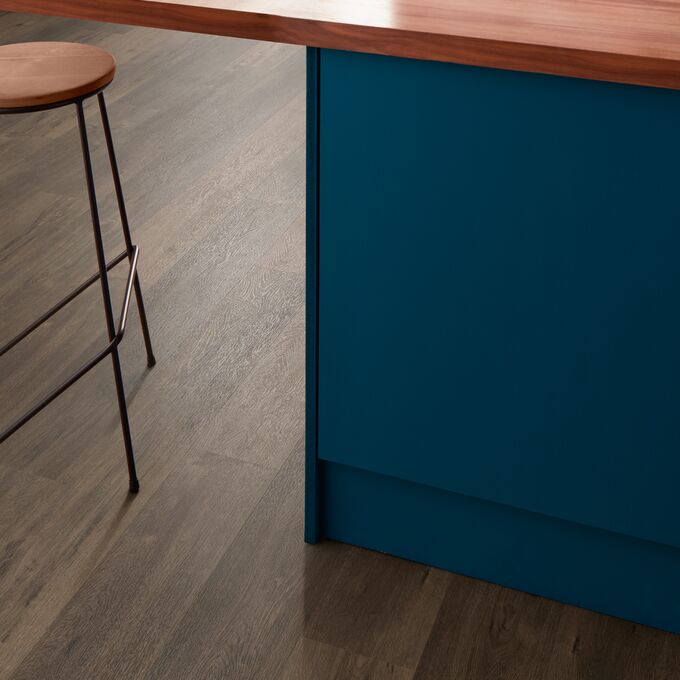 Kitchen Island, Stools, magazine, dark oak effect flooring 