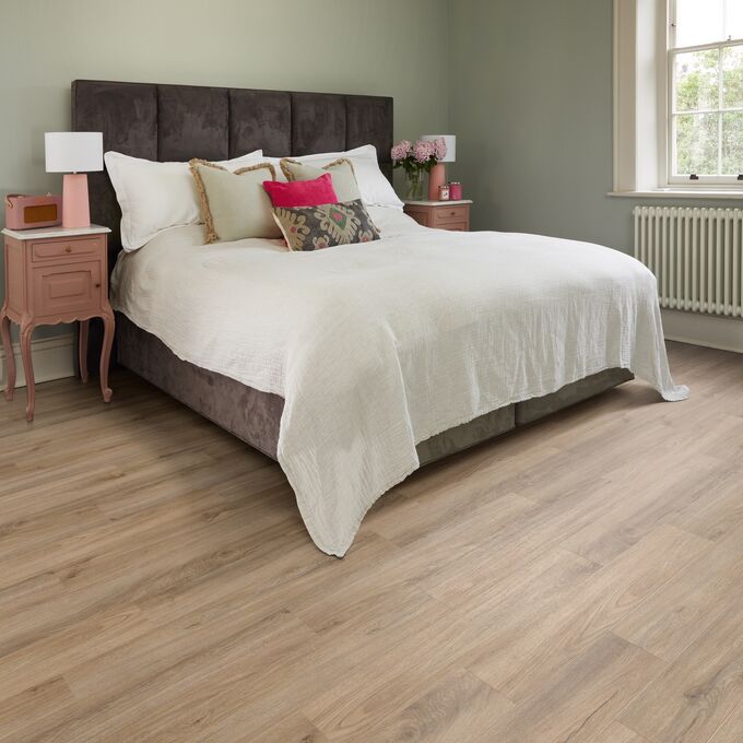 Kingsize bed, side tables, lamps, oak effect flooring 